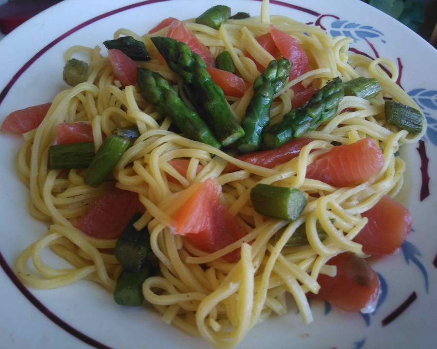 Linguine aux asperges et aux dominos de saumon fumé