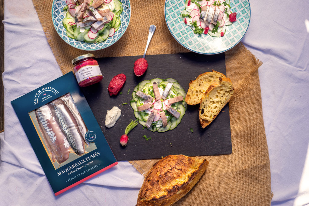 maquereaux fumés et concombre en salade