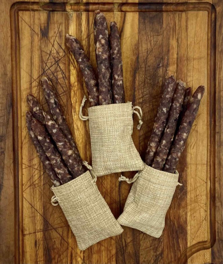 des saucissons élaborés avec du porc noir de provence et des poulpes de Méditerranée